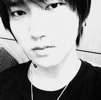 男生黑白柔美头像图片_WWW.WHOISQQ.COM