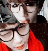 qq男生萌戴眼镜头像图片_WWW.WHOISQQ.COM