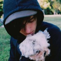 抱着宠物的男生qq头像图片_WWW.WHOISQQ.COM