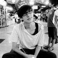 黑白眼镜男生头像图片_WWW.WHOISQQ.COM