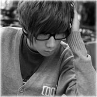 黑白眼镜男生头像图片_WWW.WHOISQQ.COM