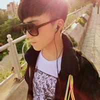 黑白眼镜男生头像图片_WWW.WHOISQQ.COM