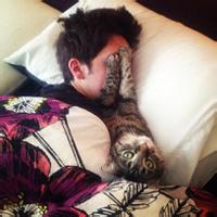 qq头像图片大全男生抱着猫_WWW.WHOISQQ.COM