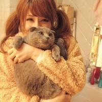 qq头像图片大全男生抱着猫_WWW.WHOISQQ.COM