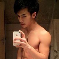 男生拿着手机头像图片_WWW.WHOISQQ.COM