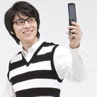 男生拿着手机头像图片_WWW.WHOISQQ.COM