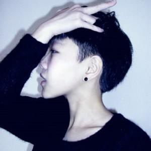 qq头像图片背影男生动画_WWW.WHOISQQ.COM