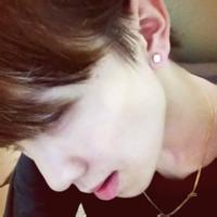 带耳钉男生头像图片_WWW.WHOISQQ.COM
