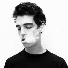 黑灰色男生头像图片_WWW.WHOISQQ.COM