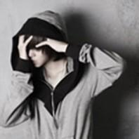 带着连衣帽的男生头像图片_WWW.WHOISQQ.COM