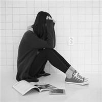 带着连衣帽的男生头像图片_WWW.WHOISQQ.COM