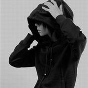 qq头像图片男生下着雨_WWW.WHOISQQ.COM