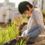 qq头像图片男生下着雨_WWW.WHOISQQ.COM