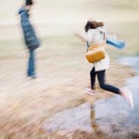 qq头像图片男生手捧爱心_WWW.WHOISQQ.COM