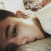 拿香蕉的男生头像图片_WWW.WHOISQQ.COM
