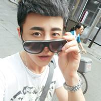 男生骑摩托车的头像图片_WWW.WHOISQQ.COM
