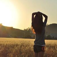 男生海边黑白头像图片_WWW.WHOISQQ.COM