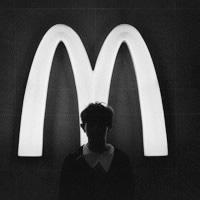 男生低头黑白头像图片_WWW.WHOISQQ.COM