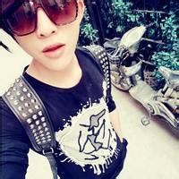 男生花臂在酒吧的头像图片_WWW.WHOISQQ.COM