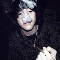 qq动漫头像图片男生抽烟_WWW.WHOISQQ.COM