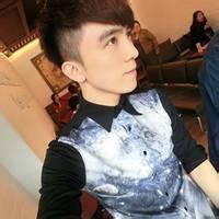 男生花臂在酒吧的头像图片_WWW.WHOISQQ.COM