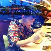 男生花臂在酒吧的头像图片_WWW.WHOISQQ.COM