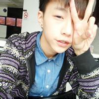 男生在海边蹲着的头像图片_WWW.WHOISQQ.COM