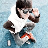 qq男生头像图片戴墨镜拿枪_WWW.WHOISQQ.COM