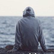 qq头像图片男生帽子背影_WWW.WHOISQQ.COM