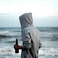 qq头像图片男生帽子背影_WWW.WHOISQQ.COM