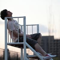 孤单风景的男生头像图片_WWW.WHOISQQ.COM