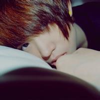 男生头像图片坐桌子上的_WWW.WHOISQQ.COM