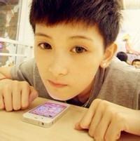 男生头像图片坐桌子上的_WWW.WHOISQQ.COM