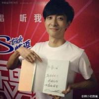 qq头像图片不露脸男生举牌_WWW.WHOISQQ.COM