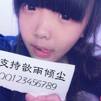 qq头像图片不露脸男生举牌_WWW.WHOISQQ.COM