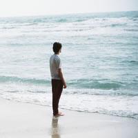 在海滩上的男生头像图片_WWW.WHOISQQ.COM