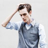 男生抽烟高傲头像图片_WWW.WHOISQQ.COM