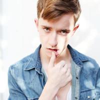 男生抽烟高傲头像图片_WWW.WHOISQQ.COM