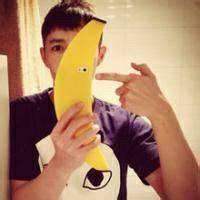 男生拿香蕉的头像图片_WWW.WHOISQQ.COM