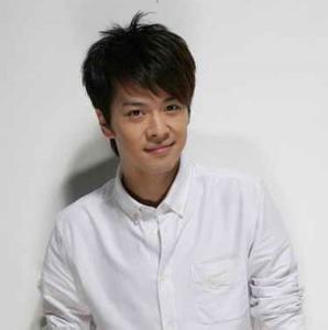 男生抬腿头像图片_WWW.WHOISQQ.COM