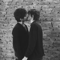 男生和男生接吻头像图片_WWW.WHOISQQ.COM