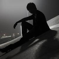 盘坐男生头像图片_WWW.WHOISQQ.COM