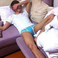 盘坐男生头像图片_WWW.WHOISQQ.COM