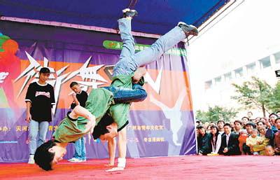 街舞男生戴墨镜头像图片_WWW.WHOISQQ.COM