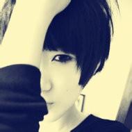 格子衫男生背影头像图片_WWW.WHOISQQ.COM