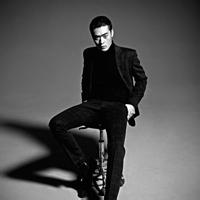 戴领带的成熟男生头像图片_WWW.WHOISQQ.COM