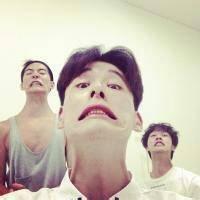 男生夸张大笑头像图片_WWW.WHOISQQ.COM