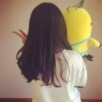 抱小黄人的男生头像图片_WWW.WHOISQQ.COM