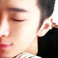 男生遮半张脸头像图片_WWW.WHOISQQ.COM