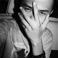 半张脸的男生头像图片_WWW.WHOISQQ.COM